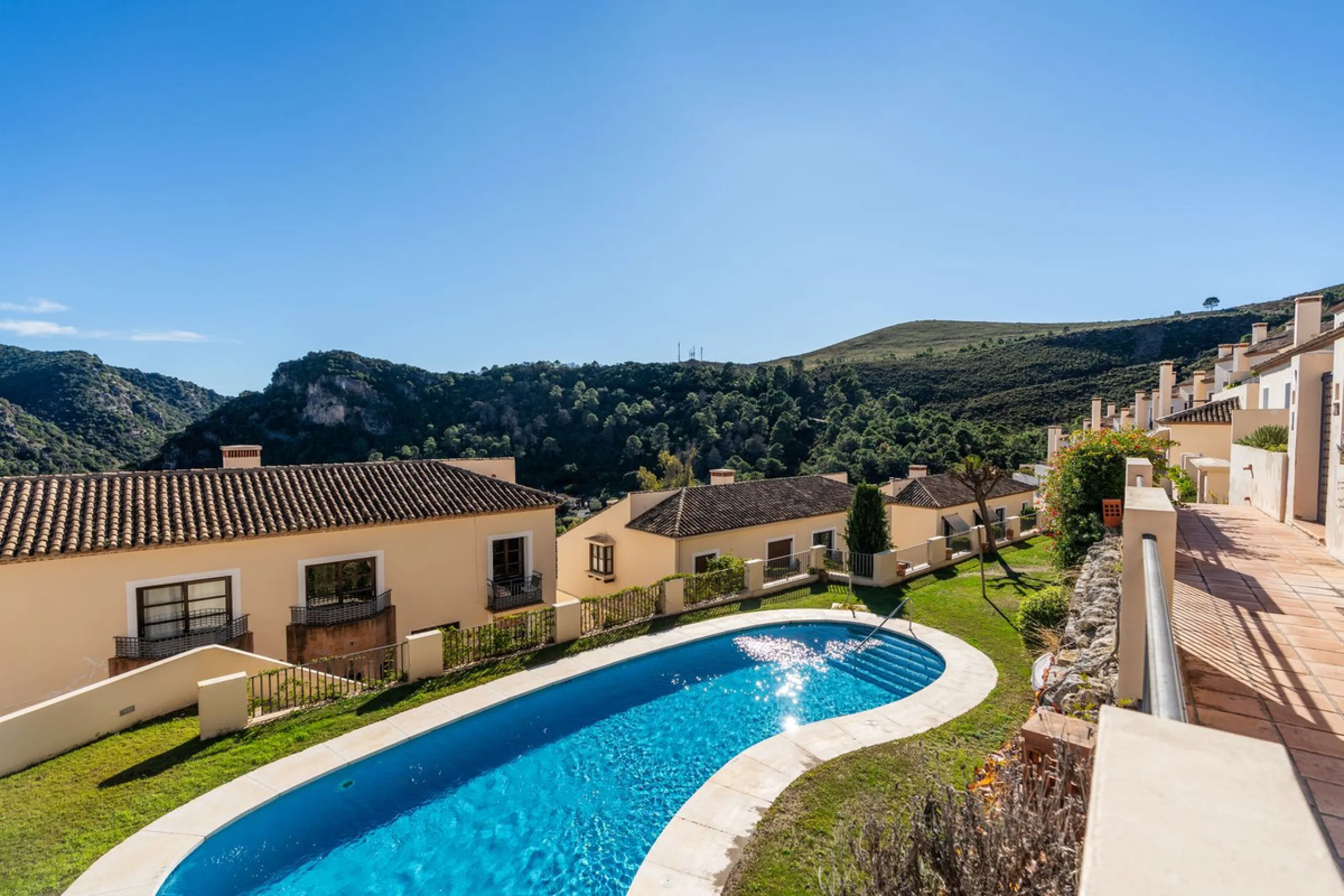 Spectacular townhouse in El Casar, Benahavís, one of the most exclusive developments in Benahavís village. The property stands out for its spaciousness, brightness, and functional layout, offering a total of 4 bedrooms, 4 bathrooms, and 1 guest toilet.