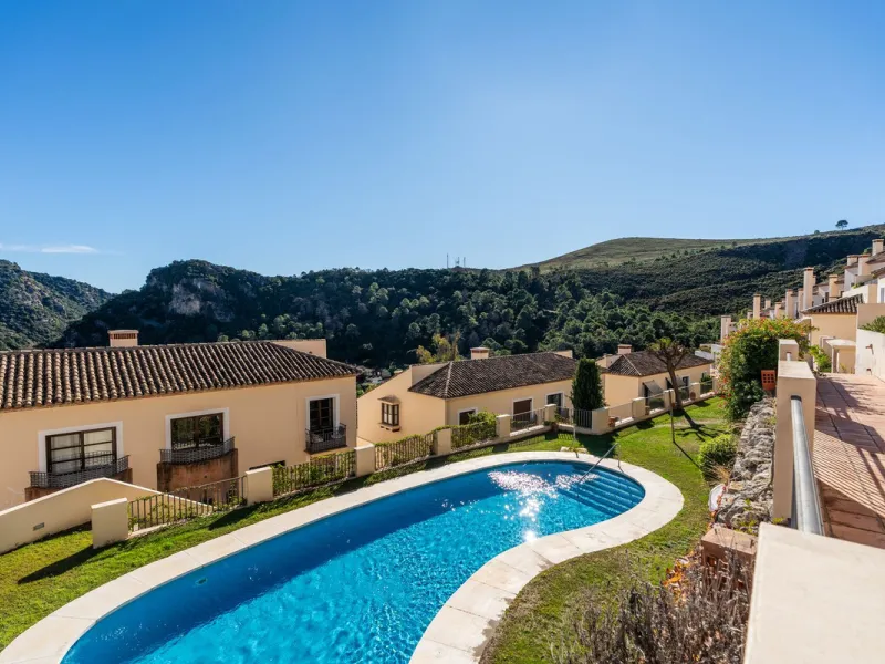 Spectacular townhouse in El Casar, Benahavís, one of the most exclusive developments in Benahavís village. The property stands out for its spaciousness, brightness, and functional layout, offering a total of 4 bedrooms, 4 bathrooms, and 1 guest toilet.