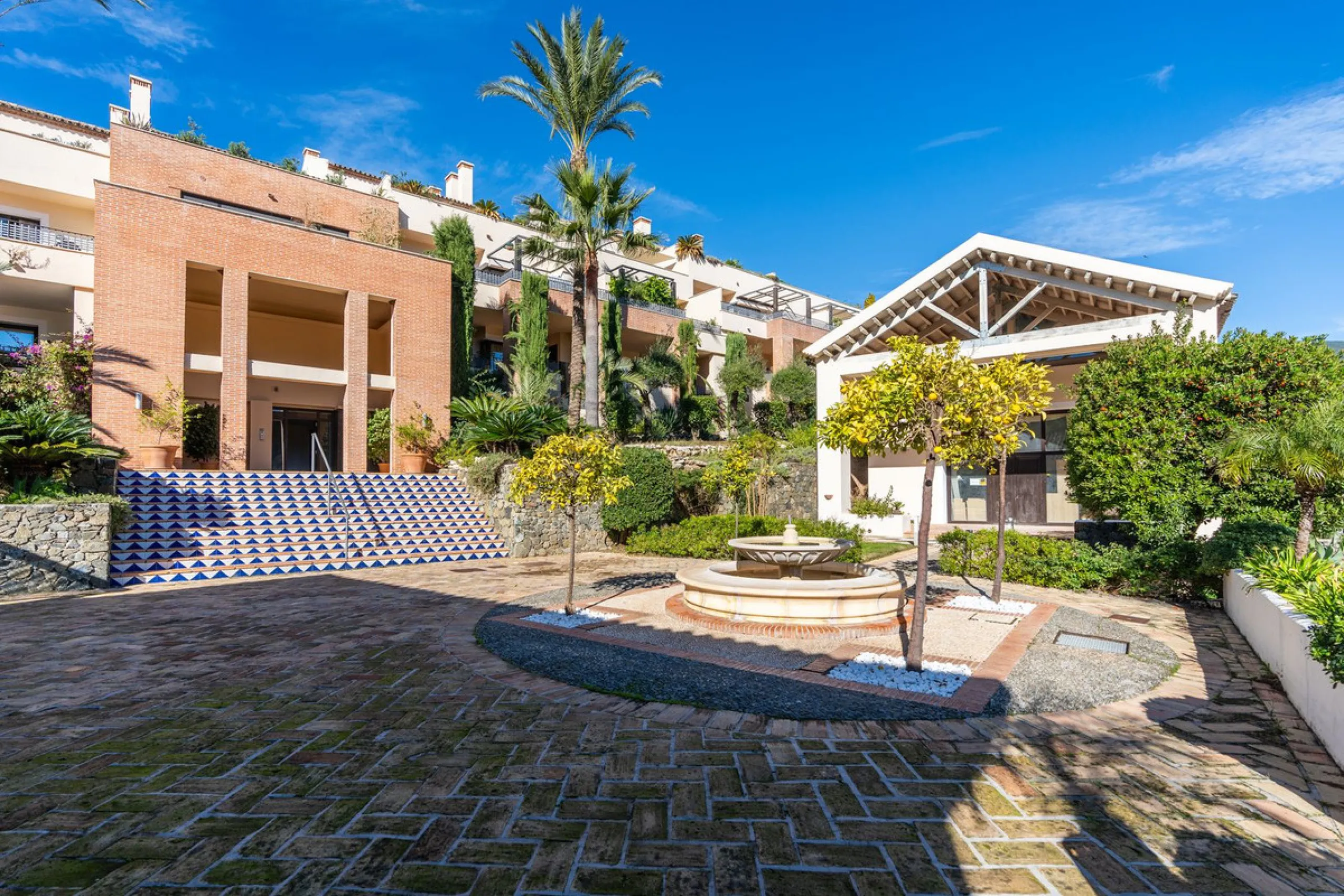Spectacular townhouse in El Casar, Benahavís, one of the most exclusive developments in Benahavís village. The property stands out for its spaciousness, brightness, and functional layout, offering a total of 4 bedrooms, 4 bathrooms, and 1 guest toilet.