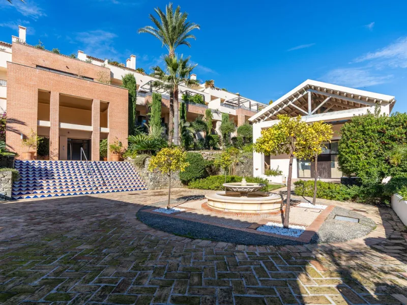 Spectacular townhouse in El Casar, Benahavís, one of the most exclusive developments in Benahavís village. The property stands out for its spaciousness, brightness, and functional layout, offering a total of 4 bedrooms, 4 bathrooms, and 1 guest toilet.