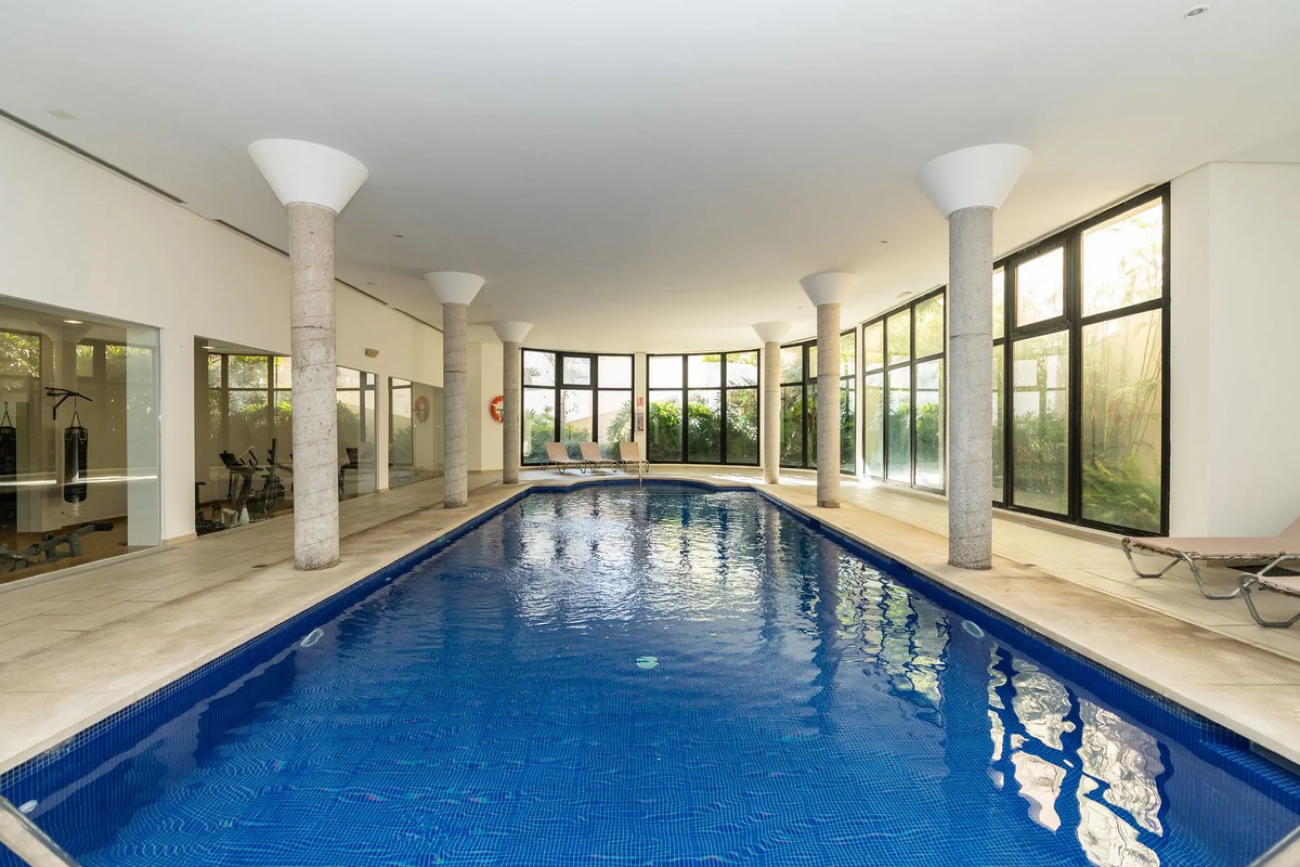 Spectacular townhouse in El Casar, Benahavís, one of the most exclusive developments in Benahavís village. The property stands out for its spaciousness, brightness, and functional layout, offering a total of 4 bedrooms, 4 bathrooms, and 1 guest toilet.