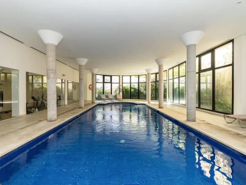 Spectacular townhouse in El Casar, Benahavís, one of the most exclusive developments in Benahavís village. The property stands out for its spaciousness, brightness, and functional layout, offering a total of 4 bedrooms, 4 bathrooms, and 1 guest toilet.