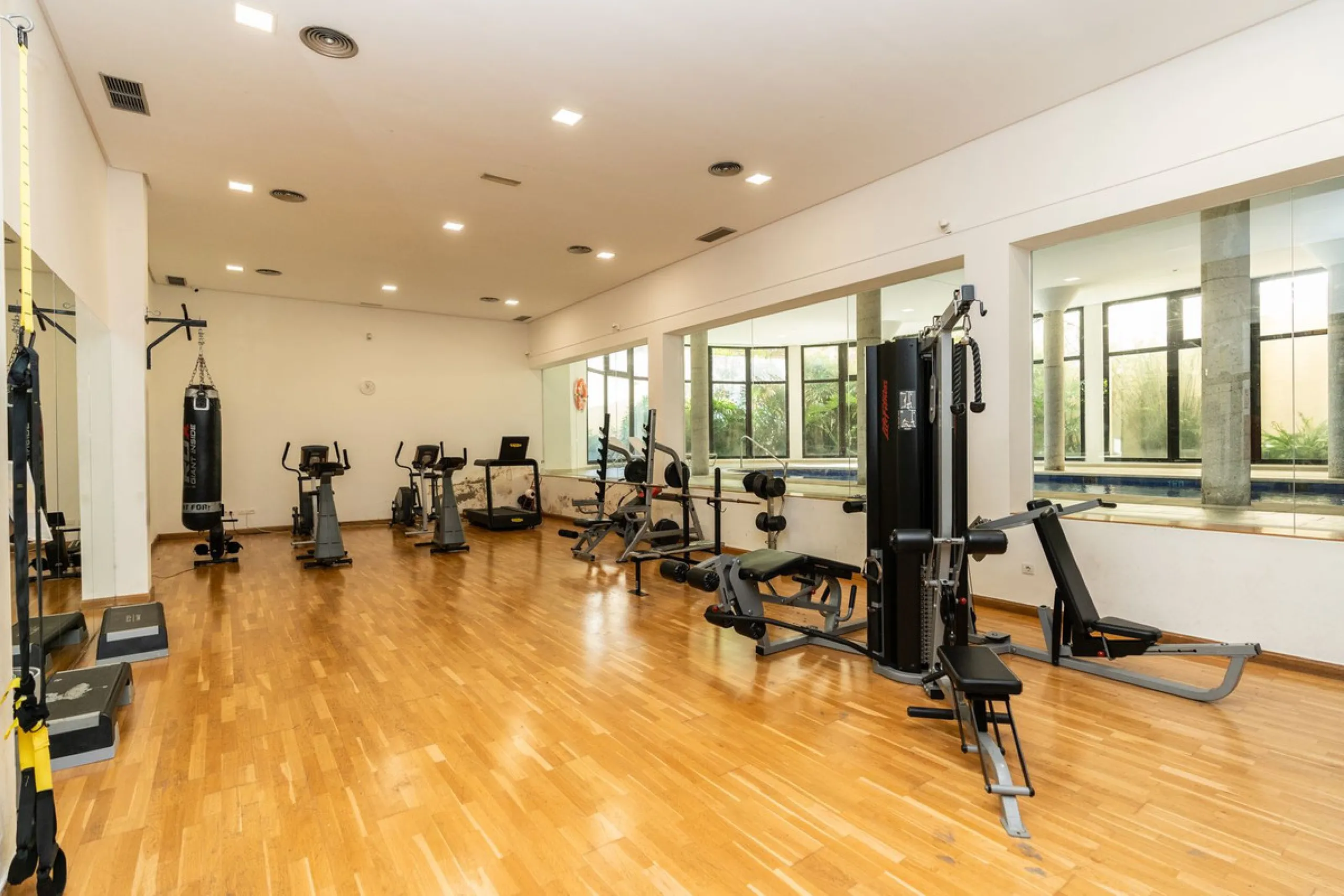 Spectacular townhouse in El Casar, Benahavís, one of the most exclusive developments in Benahavís village. The property stands out for its spaciousness, brightness, and functional layout, offering a total of 4 bedrooms, 4 bathrooms, and 1 guest toilet.