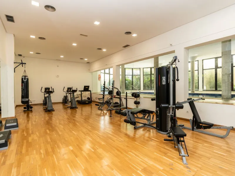 Spectacular townhouse in El Casar, Benahavís, one of the most exclusive developments in Benahavís village. The property stands out for its spaciousness, brightness, and functional layout, offering a total of 4 bedrooms, 4 bathrooms, and 1 guest toilet.