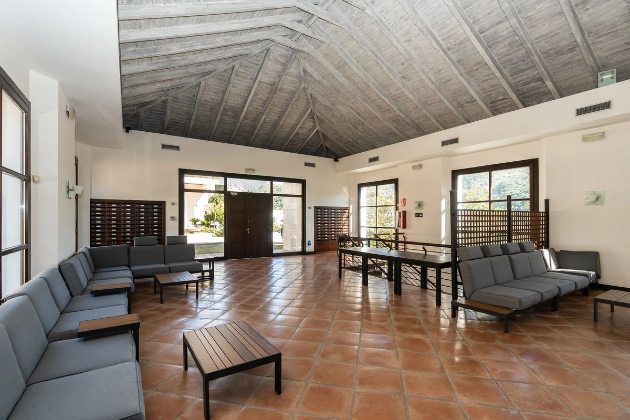 Spectacular townhouse in El Casar, Benahavís, one of the most exclusive developments in Benahavís village. The property stands out for its spaciousness, brightness, and functional layout, offering a total of 4 bedrooms, 4 bathrooms, and 1 guest toilet.