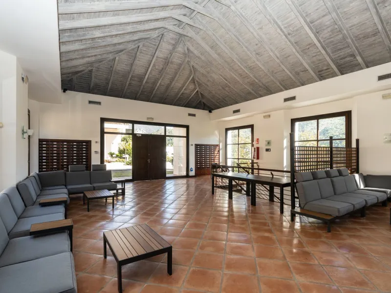 Spectacular townhouse in El Casar, Benahavís, one of the most exclusive developments in Benahavís village. The property stands out for its spaciousness, brightness, and functional layout, offering a total of 4 bedrooms, 4 bathrooms, and 1 guest toilet.