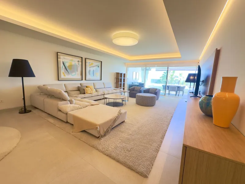 **Stunning Luxury Seafront Residence in the Heart of Estepona**
