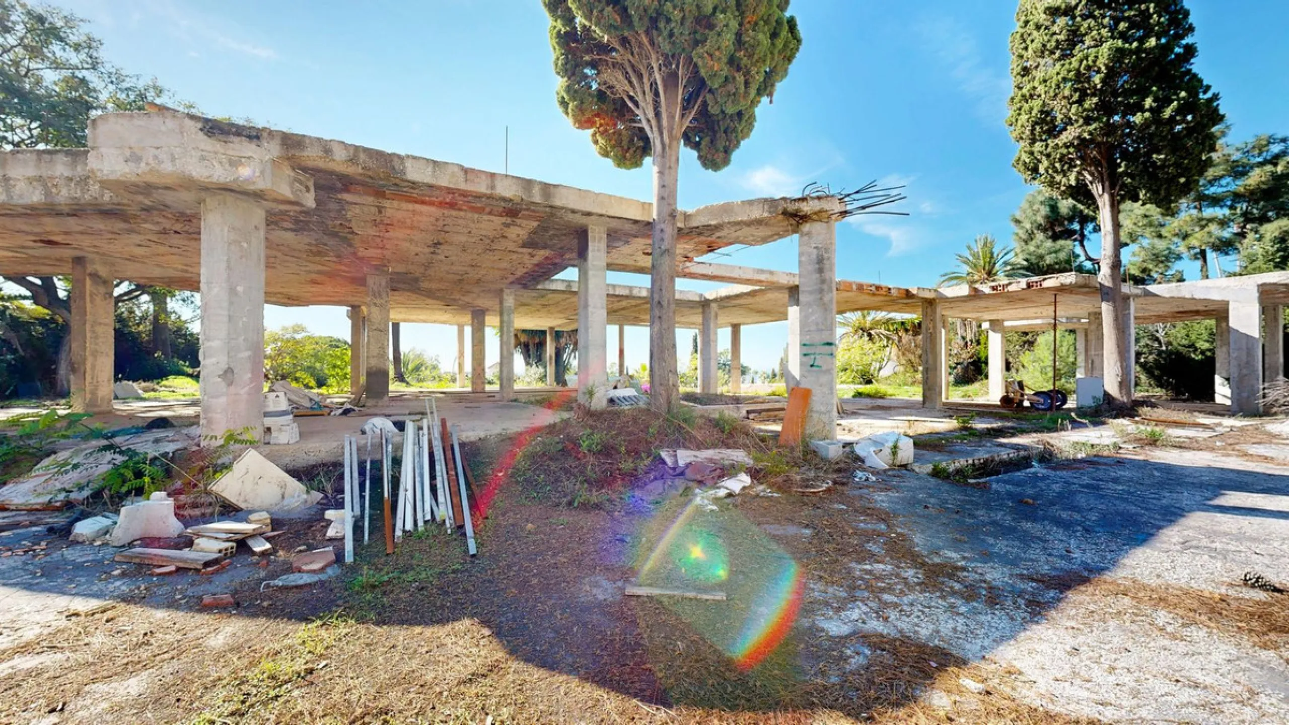 In the exclusive Las Chapas area, a unique opportunity arises: a plot of land exceeding 4,500 m² with a completed project.