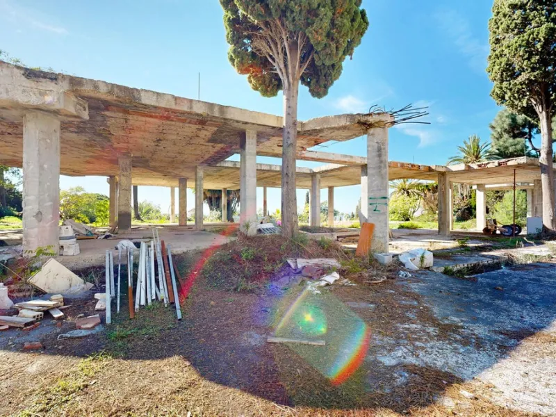 In the exclusive Las Chapas area, a unique opportunity arises: a plot of land exceeding 4,500 m² with a completed project.