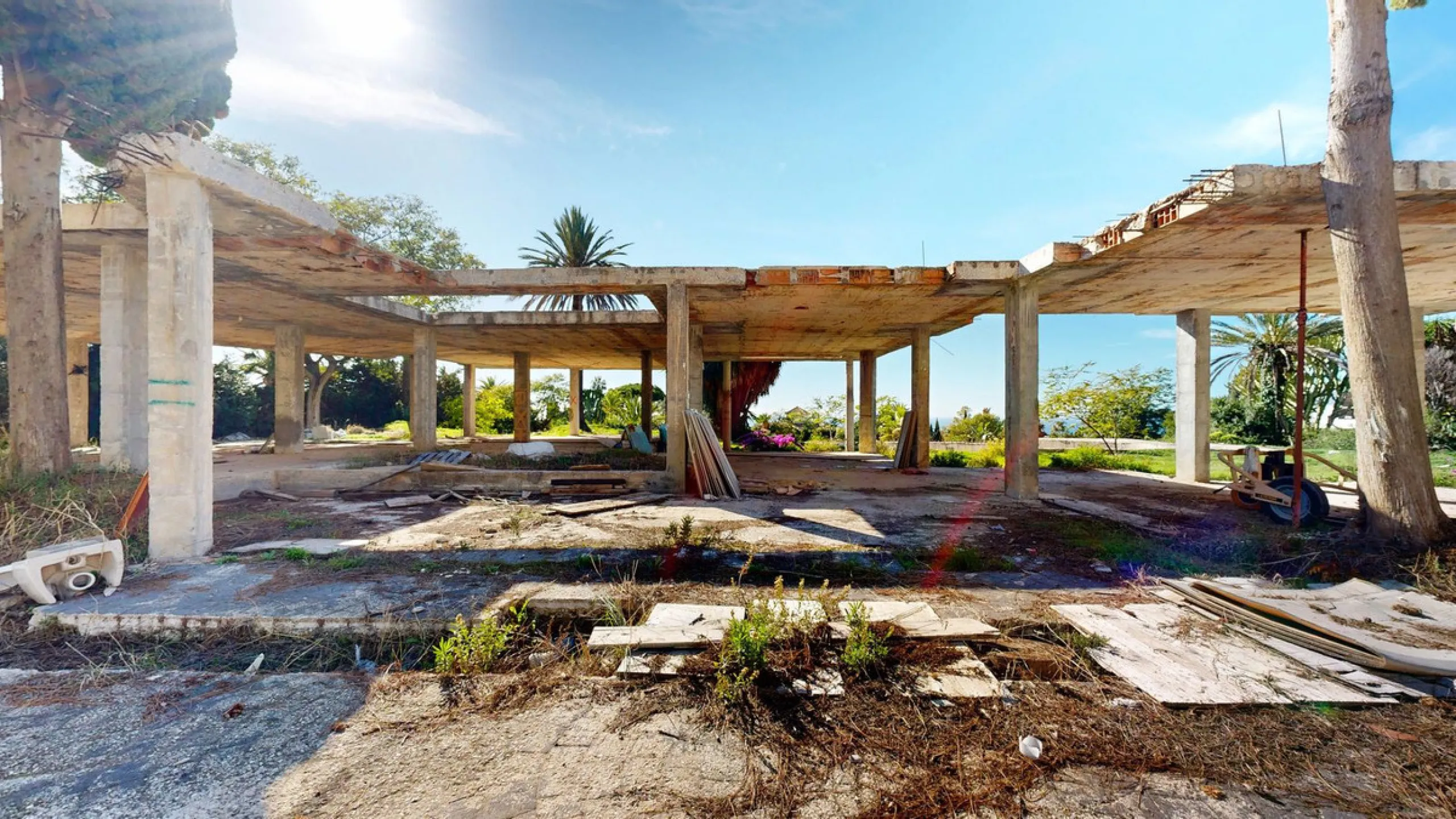 In the exclusive Las Chapas area, a unique opportunity arises: a plot of land exceeding 4,500 m² with a completed project.