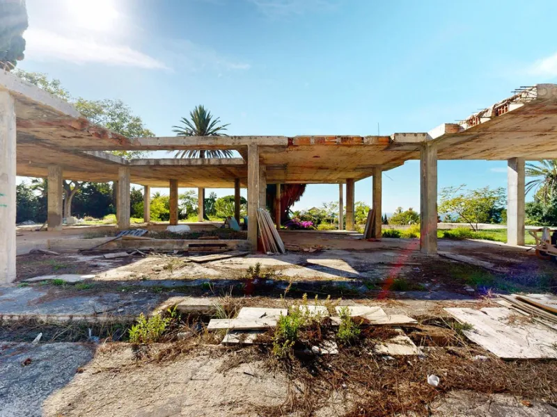 In the exclusive Las Chapas area, a unique opportunity arises: a plot of land exceeding 4,500 m² with a completed project.