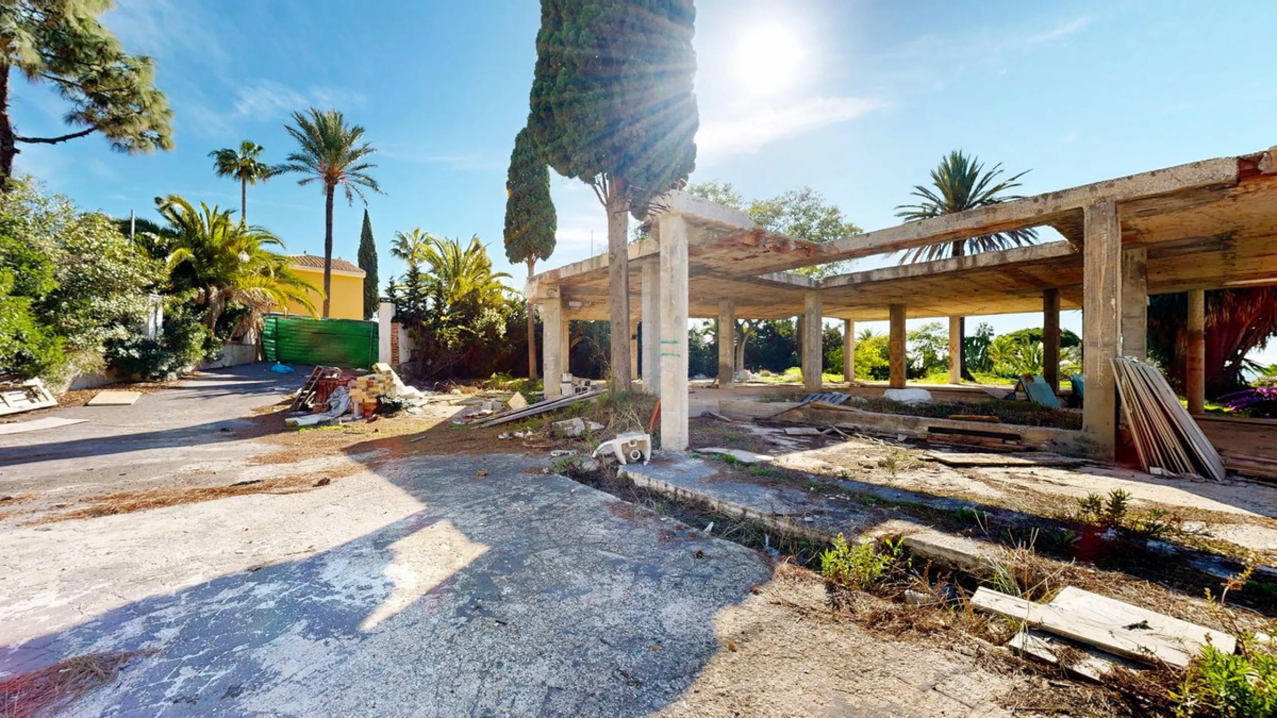 In the exclusive Las Chapas area, a unique opportunity arises: a plot of land exceeding 4,500 m² with a completed project.