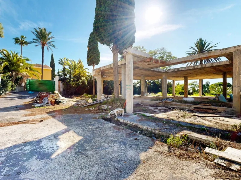 In the exclusive Las Chapas area, a unique opportunity arises: a plot of land exceeding 4,500 m² with a completed project.
