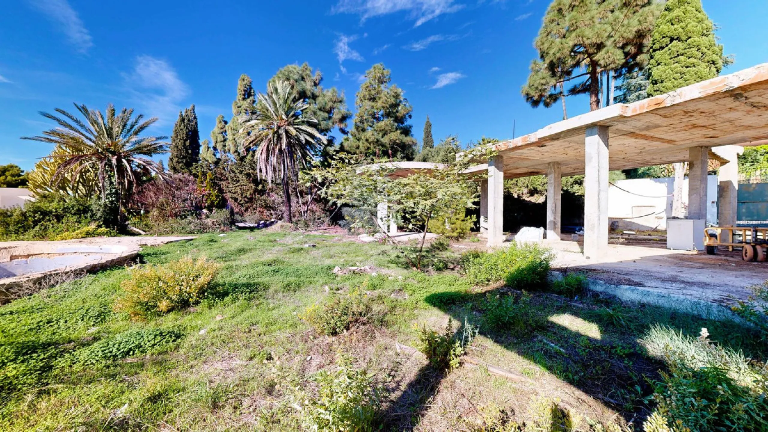 In the exclusive Las Chapas area, a unique opportunity arises: a plot of land exceeding 4,500 m² with a completed project.