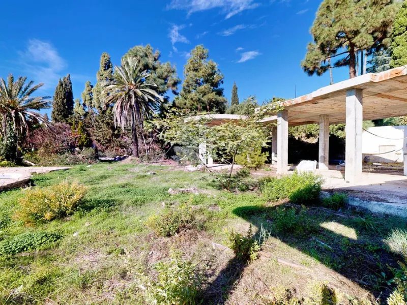 In the exclusive Las Chapas area, a unique opportunity arises: a plot of land exceeding 4,500 m² with a completed project.