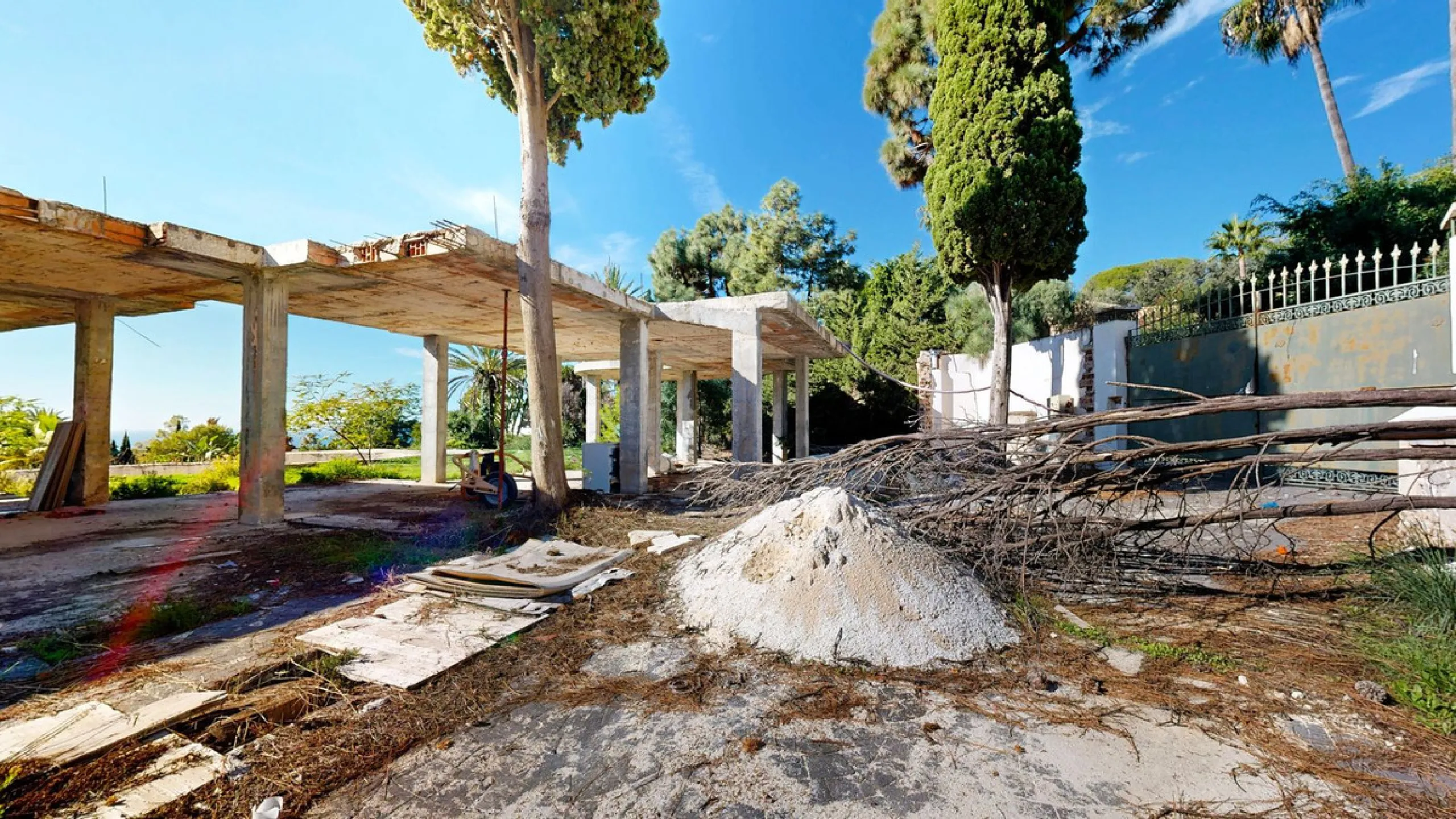 In the exclusive Las Chapas area, a unique opportunity arises: a plot of land exceeding 4,500 m² with a completed project.