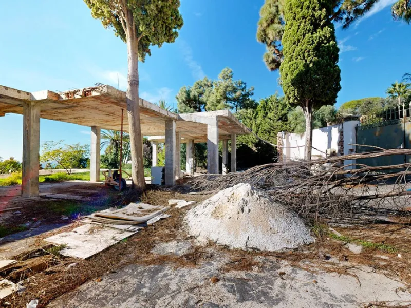 In the exclusive Las Chapas area, a unique opportunity arises: a plot of land exceeding 4,500 m² with a completed project.