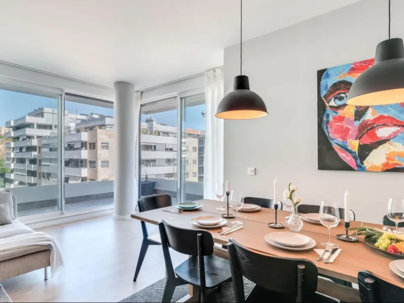Discover this stylish and contemporary flat located in one of Marbella's most sought-after areas: Nueva Andalucía. This elegant home blends modern design, functionality, and comfort—ideal as a permanent residence or a holiday home on the Costa del Sol.