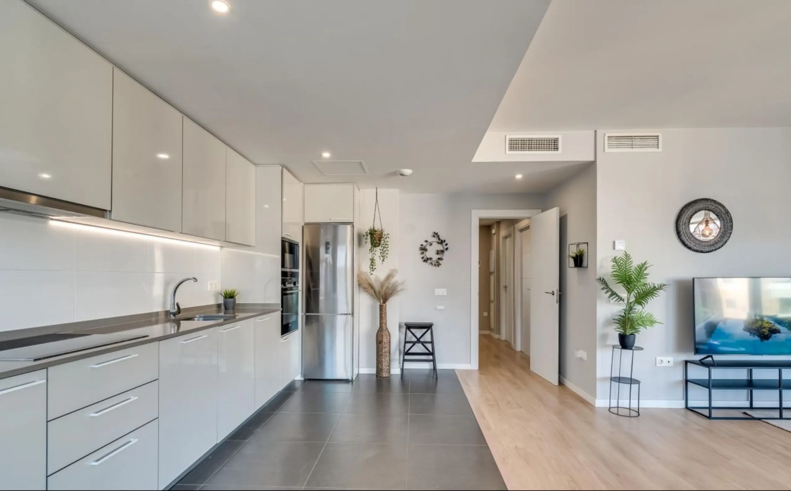 Apartment - Middle Floor Apartment в продаже в Marbella, Málaga. В доме 3 спален и 2 ванных комнат. Площадь дома 150 м²