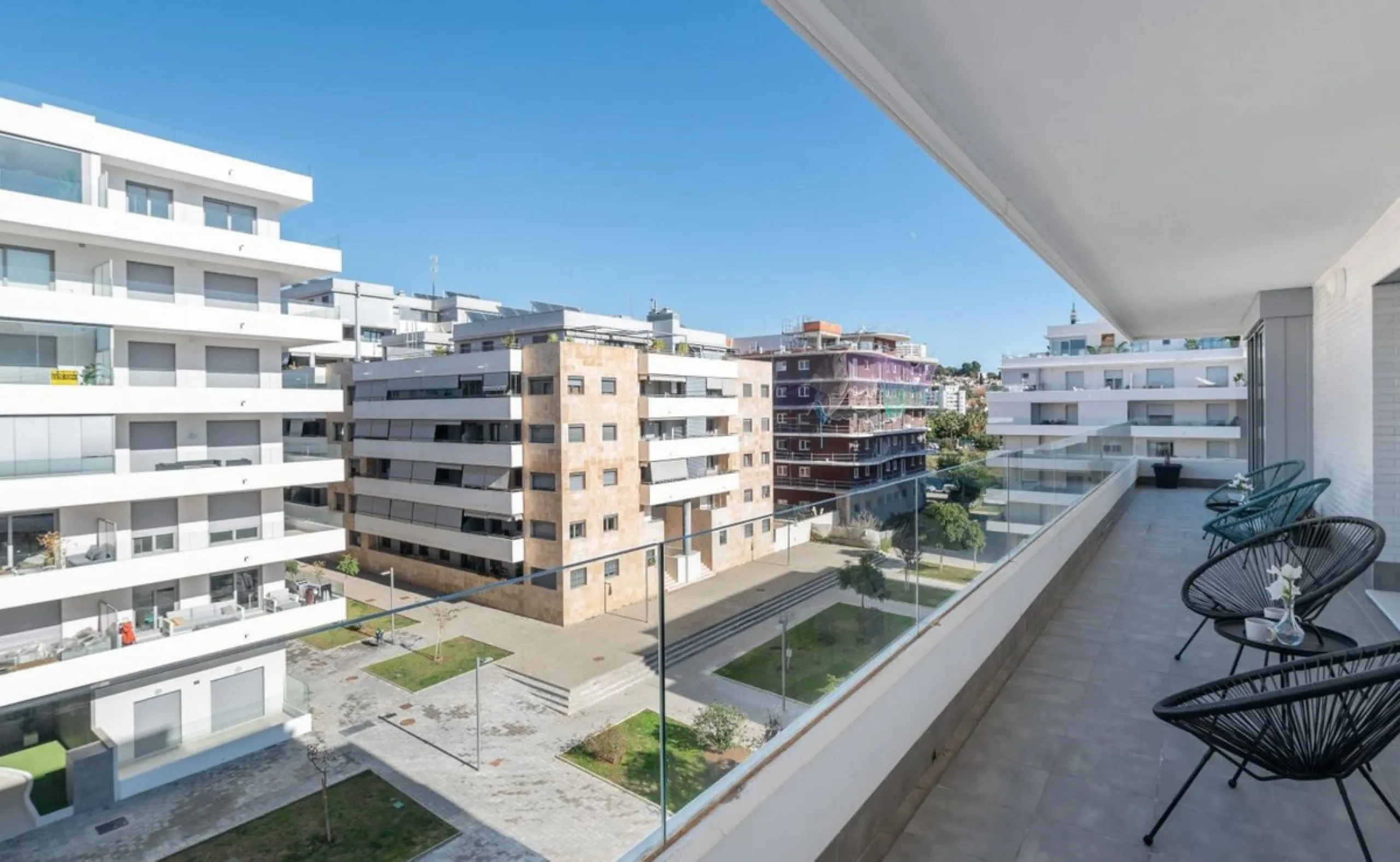 Apartment - Middle Floor Apartment в продаже в Marbella, Málaga. В доме 3 спален и 2 ванных комнат. Площадь дома 150 м²