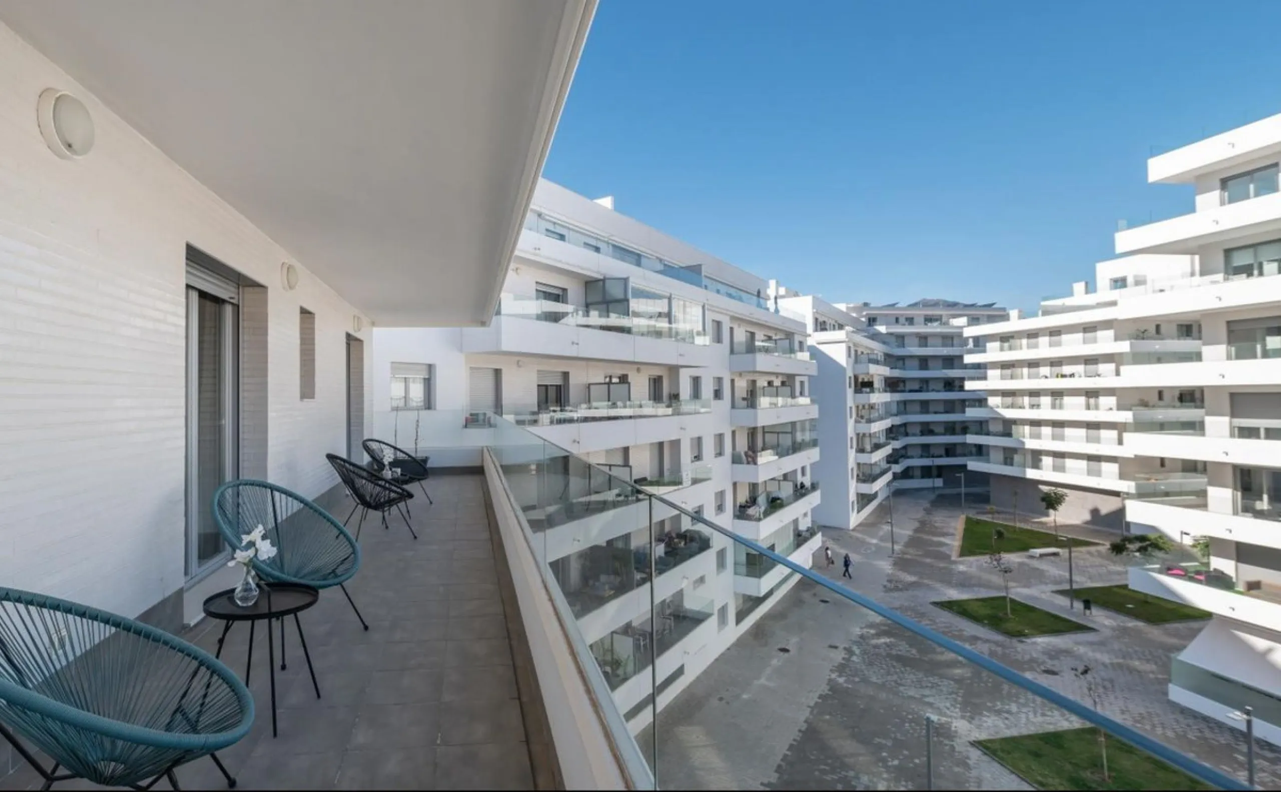 Apartment - Middle Floor Apartment в продаже в Marbella, Málaga. В доме 3 спален и 2 ванных комнат. Площадь дома 150 м²