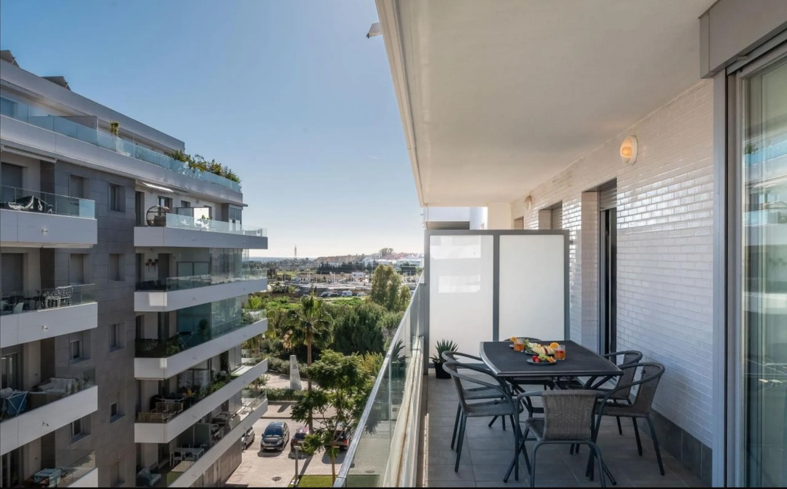 Apartment - Middle Floor Apartment в продаже в Marbella, Málaga. В доме 3 спален и 2 ванных комнат. Площадь дома 150 м²