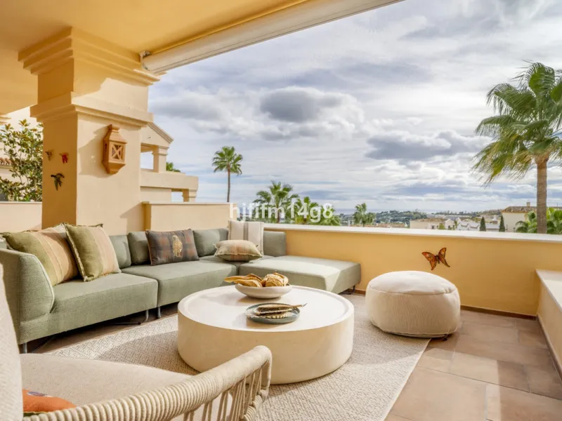 Discover a beautifully refurbished and spacious 3-bedroom apartment for sale in Nueva Andalucía, located in the prestigious Albatross Hill residential community. Situated in the heart of the Golf Valley, this exclusive development is known for its high-qu