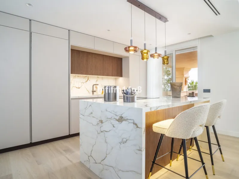 Apartment - Middle Floor Apartment в продаже в Marbella, Málaga. В доме 4 спален и 4 ванных комнат. Площадь дома 286 м²