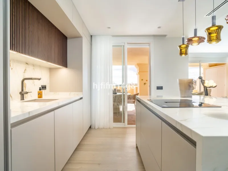 Apartment - Middle Floor Apartment в продаже в Marbella, Málaga. В доме 4 спален и 4 ванных комнат. Площадь дома 286 м²