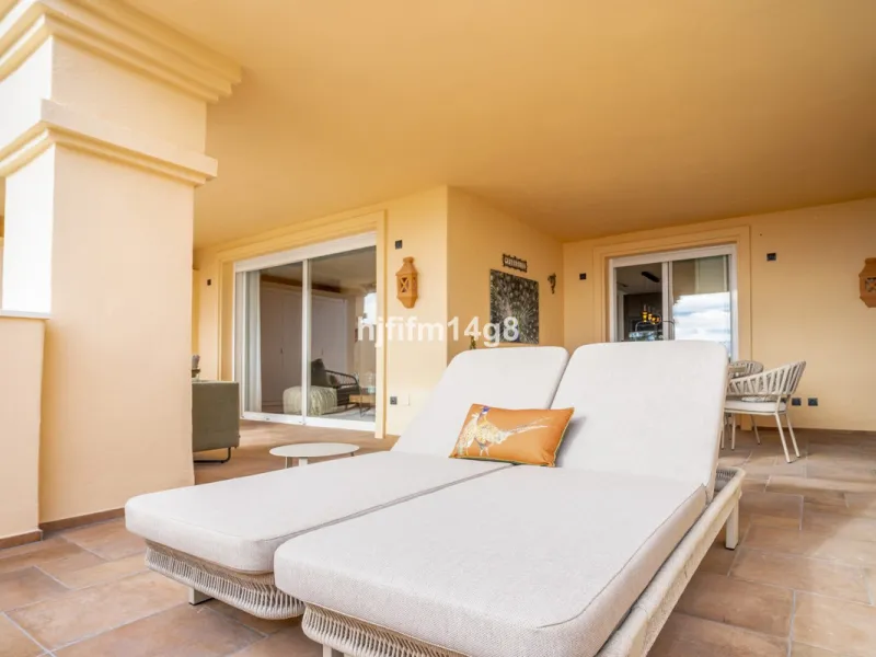 Apartment - Middle Floor Apartment в продаже в Marbella, Málaga. В доме 4 спален и 4 ванных комнат. Площадь дома 286 м²