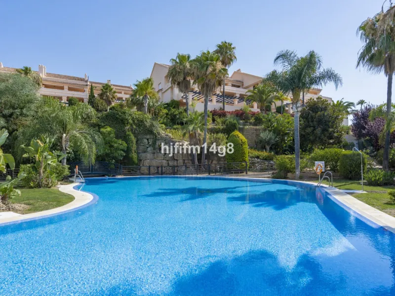 Apartment - Middle Floor Apartment в продаже в Marbella, Málaga. В доме 4 спален и 4 ванных комнат. Площадь дома 286 м²