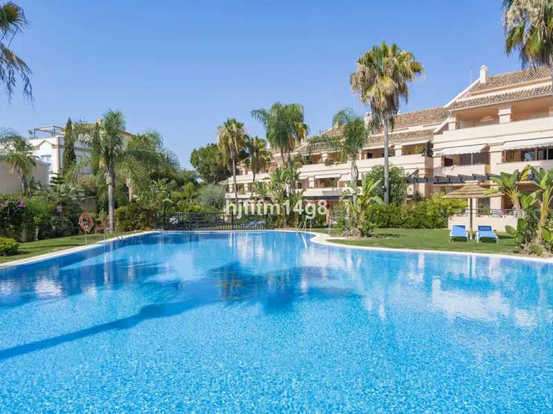 Apartment - Middle Floor Apartment в продаже в Marbella, Málaga. В доме 4 спален и 4 ванных комнат. Площадь дома 286 м²