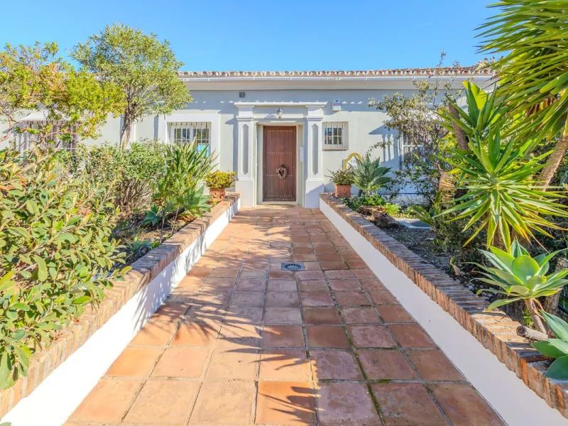 Elegant View Residence in La Cerquilla, Nueva Andalucía Located in the prestigious and secure gated community of Aldea Dorada, this semi-detached residence offers the ease of a townhouse with the elevated presence of a penthouse, set in one of Nueva Andal