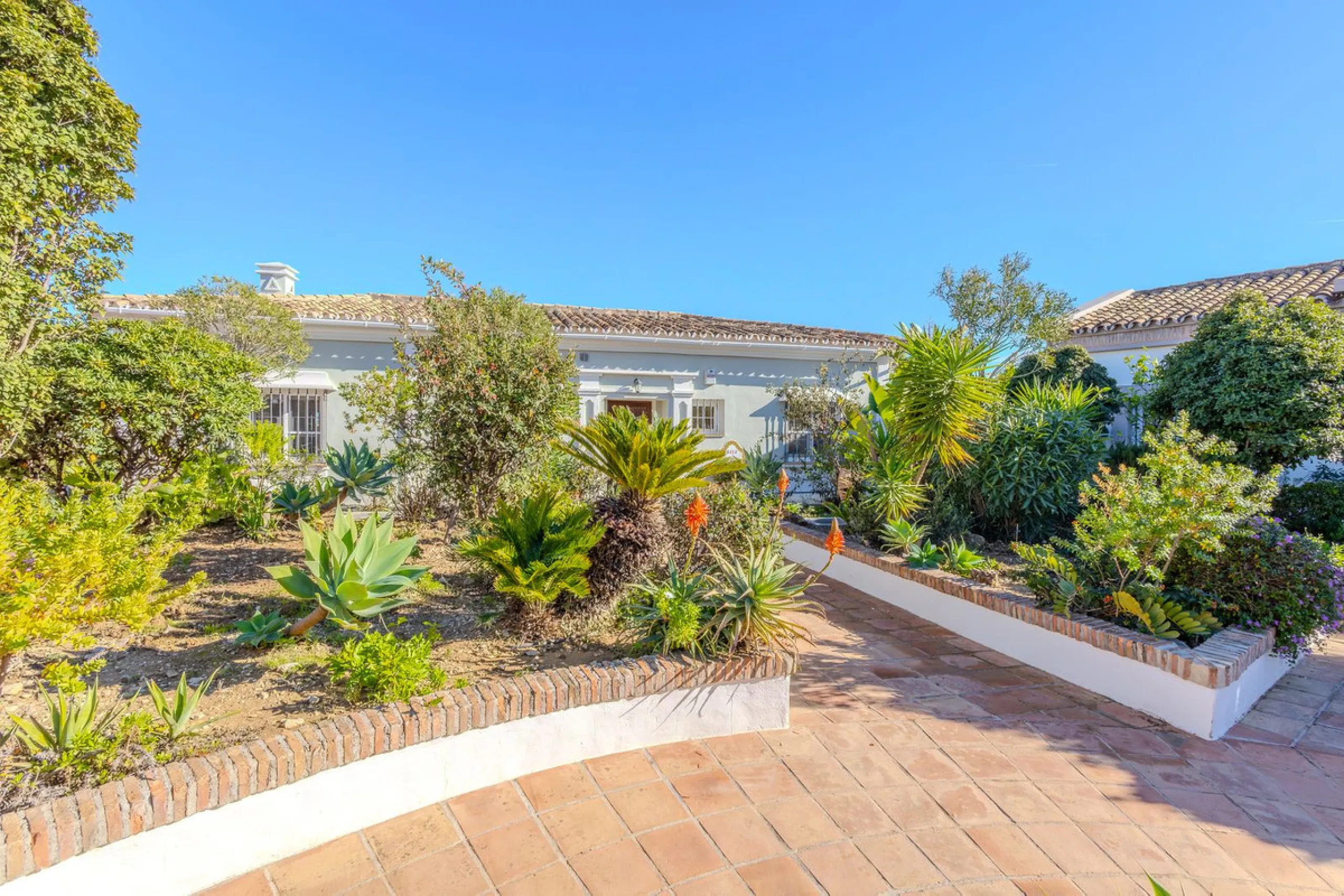 House - Semi-Detached House в продаже в Marbella, Málaga. В доме 4 спален и 4 ванных комнат. Площадь дома 300 м². Площадь участка 334 м²