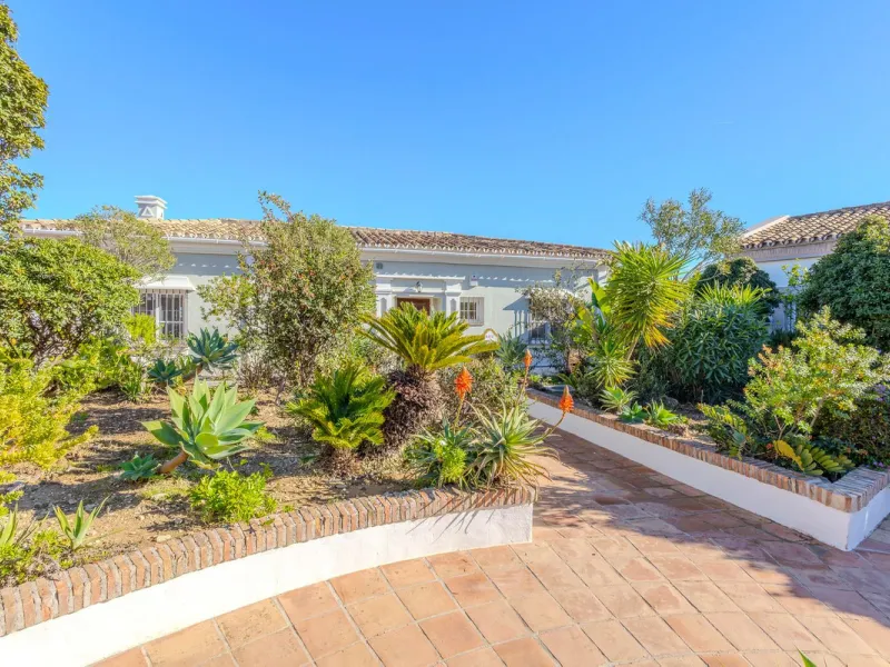 House - Semi-Detached House в продаже в Marbella, Málaga. В доме 4 спален и 4 ванных комнат. Площадь дома 300 м². Площадь участка 334 м²