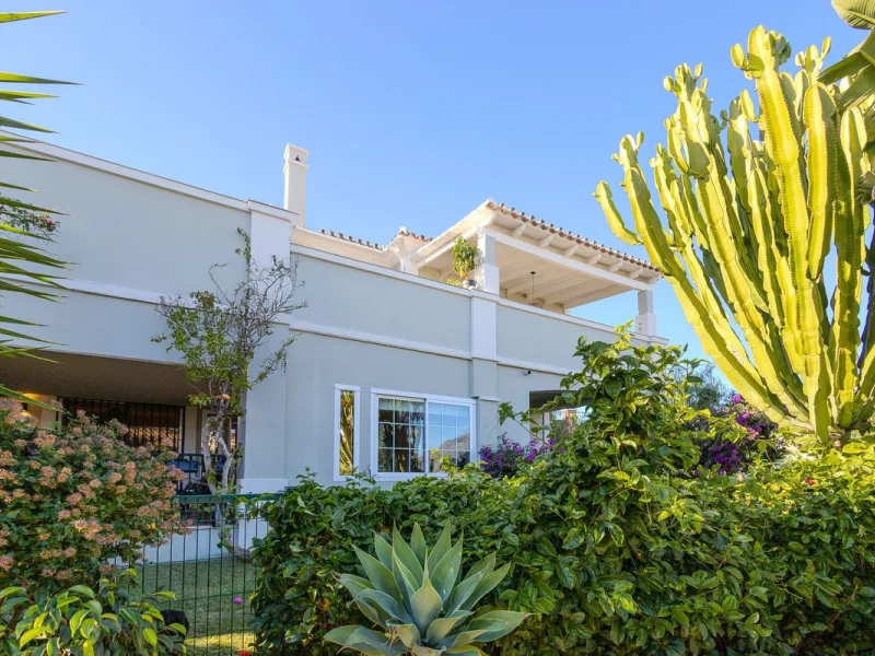 House - Semi-Detached House в продаже в Marbella, Málaga. В доме 4 спален и 4 ванных комнат. Площадь дома 300 м². Площадь участка 334 м²