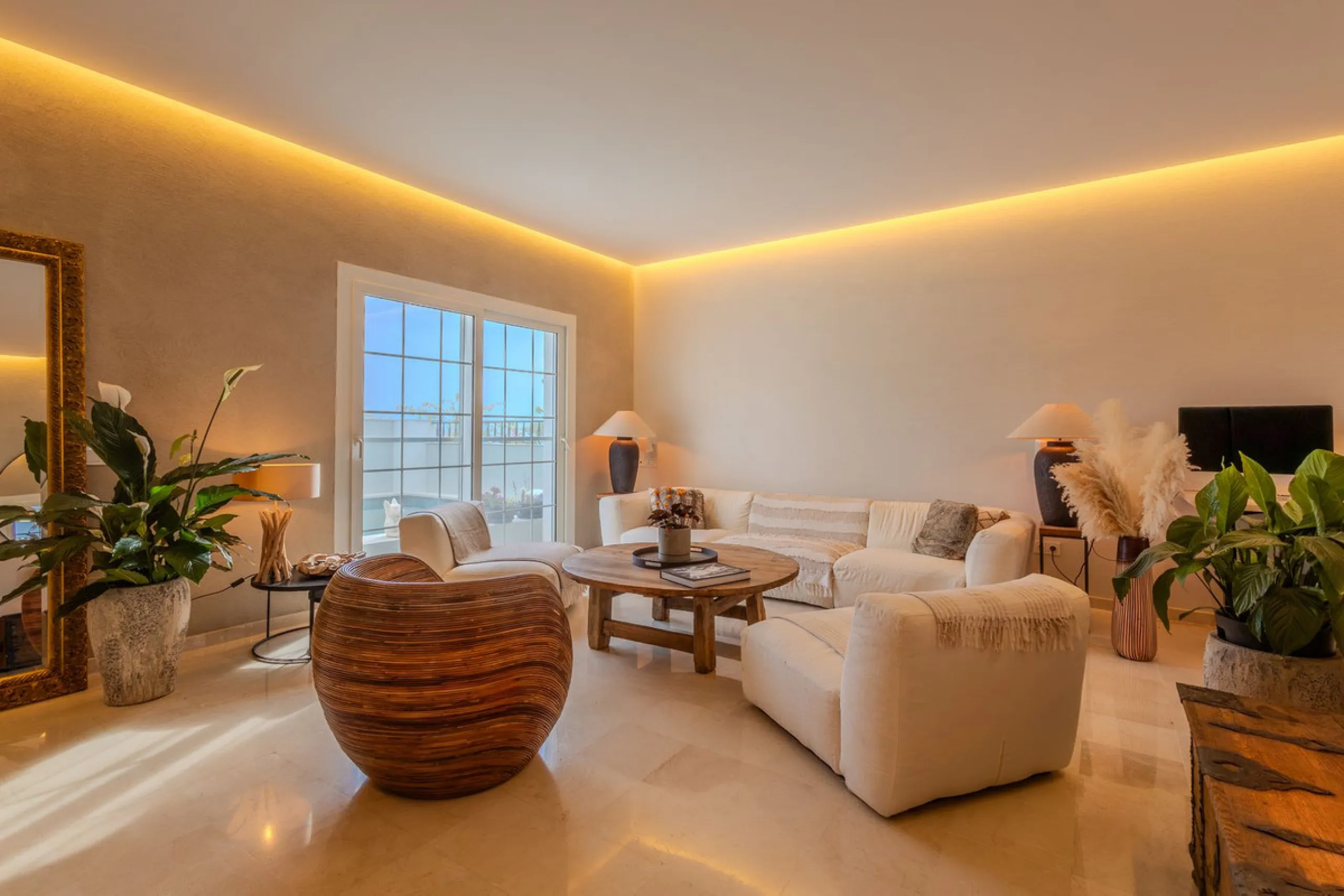 House - Semi-Detached House в продаже в Marbella, Málaga. В доме 4 спален и 4 ванных комнат. Площадь дома 300 м². Площадь участка 334 м²