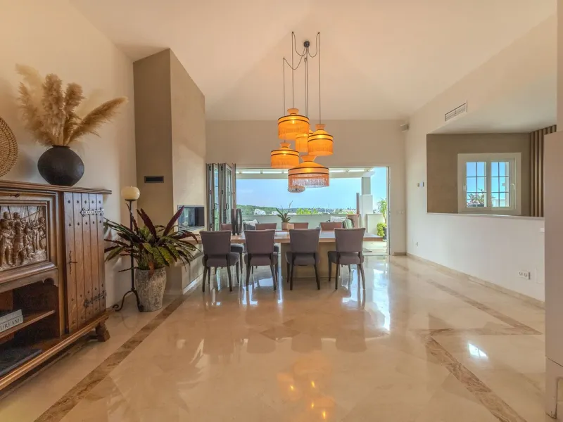 House - Semi-Detached House в продаже в Marbella, Málaga. В доме 4 спален и 4 ванных комнат. Площадь дома 300 м². Площадь участка 334 м²