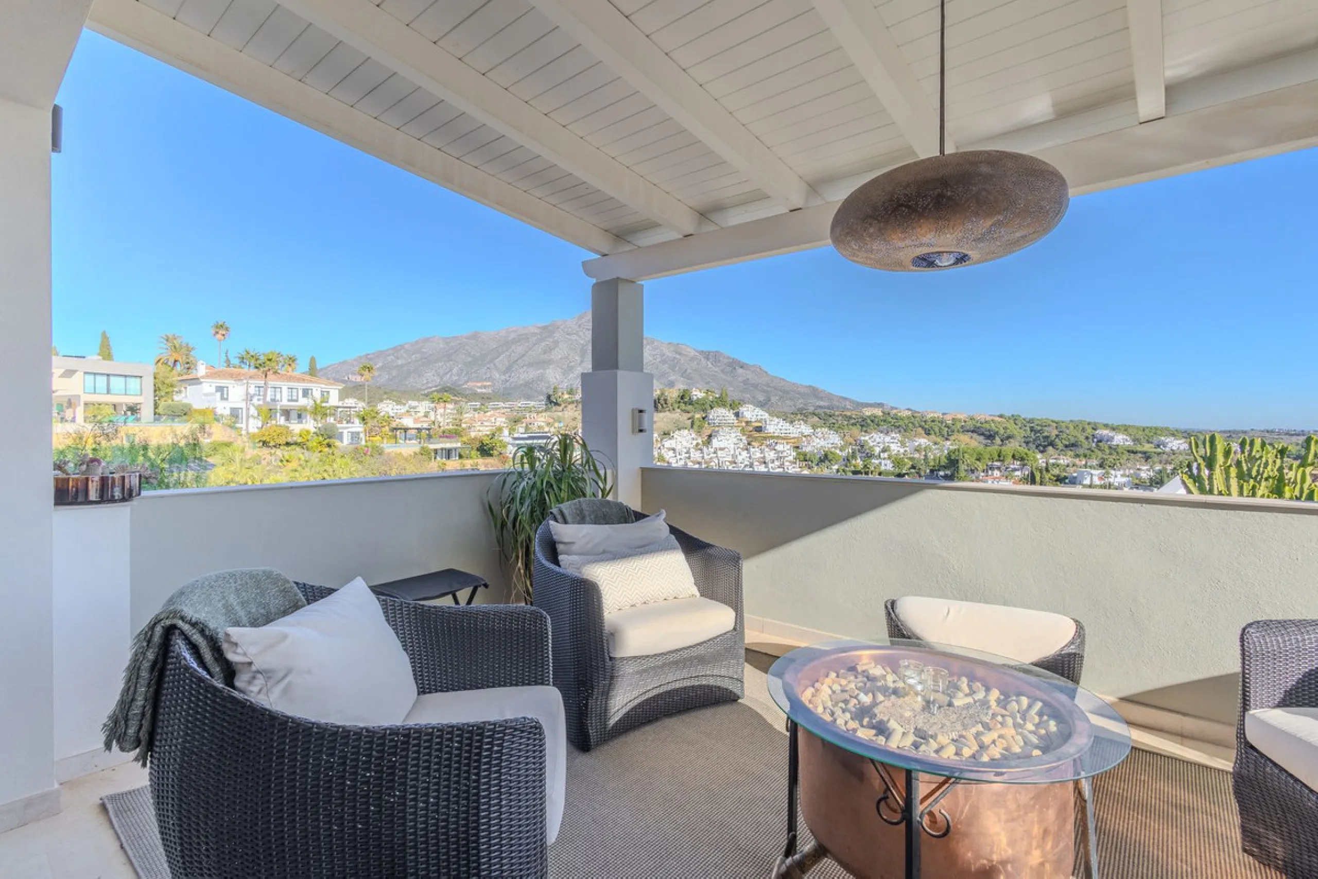 House - Semi-Detached House в продаже в Marbella, Málaga. В доме 4 спален и 4 ванных комнат. Площадь дома 300 м². Площадь участка 334 м²