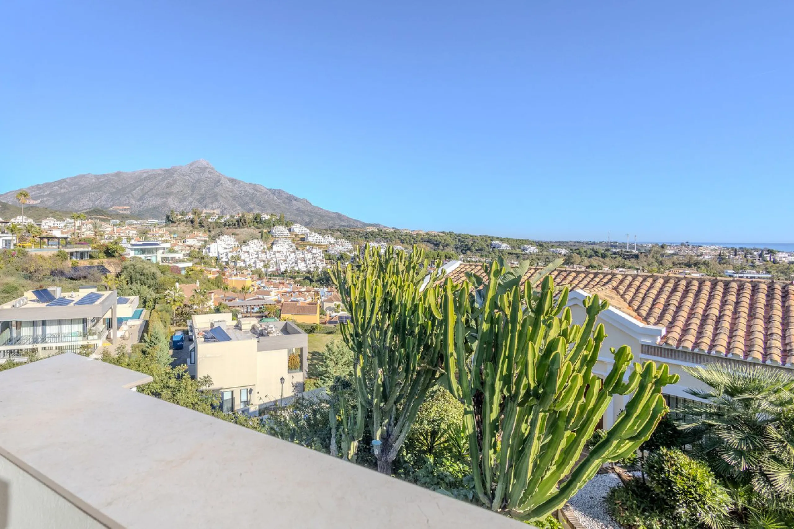 House - Semi-Detached House в продаже в Marbella, Málaga. В доме 4 спален и 4 ванных комнат. Площадь дома 300 м². Площадь участка 334 м²