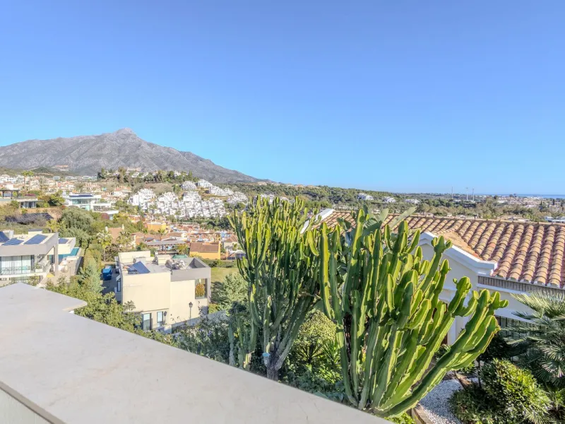 House - Semi-Detached House в продаже в Marbella, Málaga. В доме 4 спален и 4 ванных комнат. Площадь дома 300 м². Площадь участка 334 м²