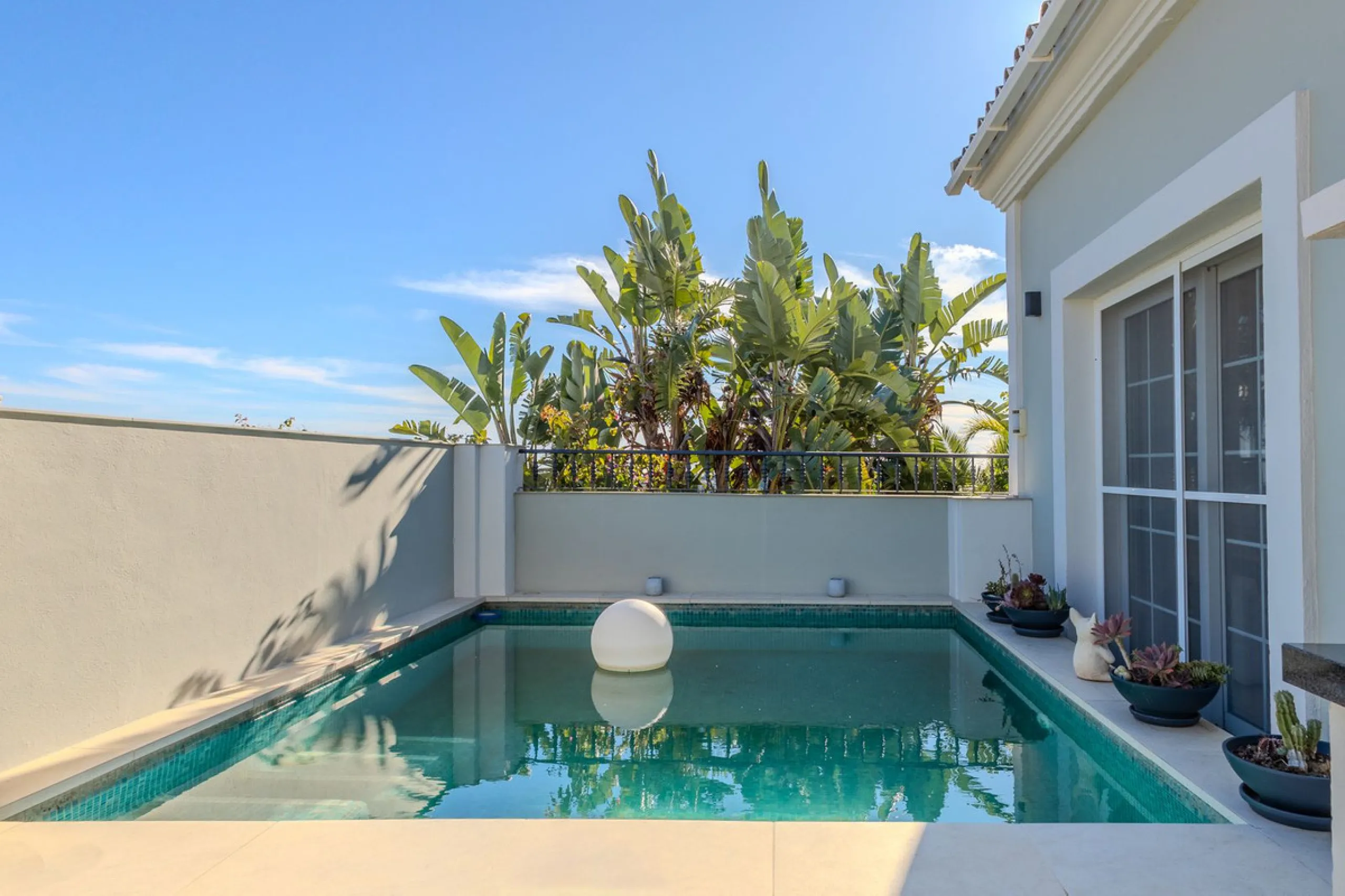 House - Semi-Detached House в продаже в Marbella, Málaga. В доме 4 спален и 4 ванных комнат. Площадь дома 300 м². Площадь участка 334 м²