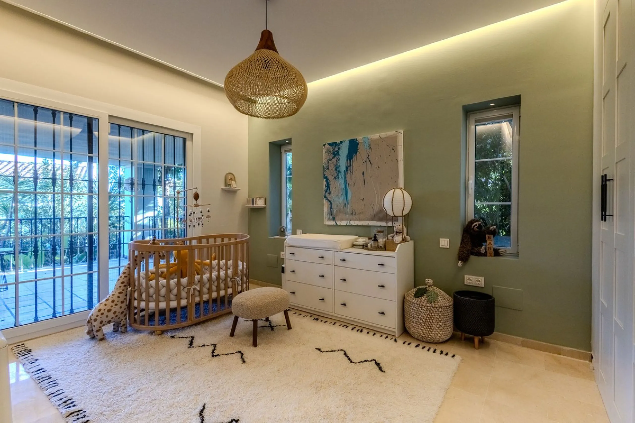House - Semi-Detached House в продаже в Marbella, Málaga. В доме 4 спален и 4 ванных комнат. Площадь дома 300 м². Площадь участка 334 м²
