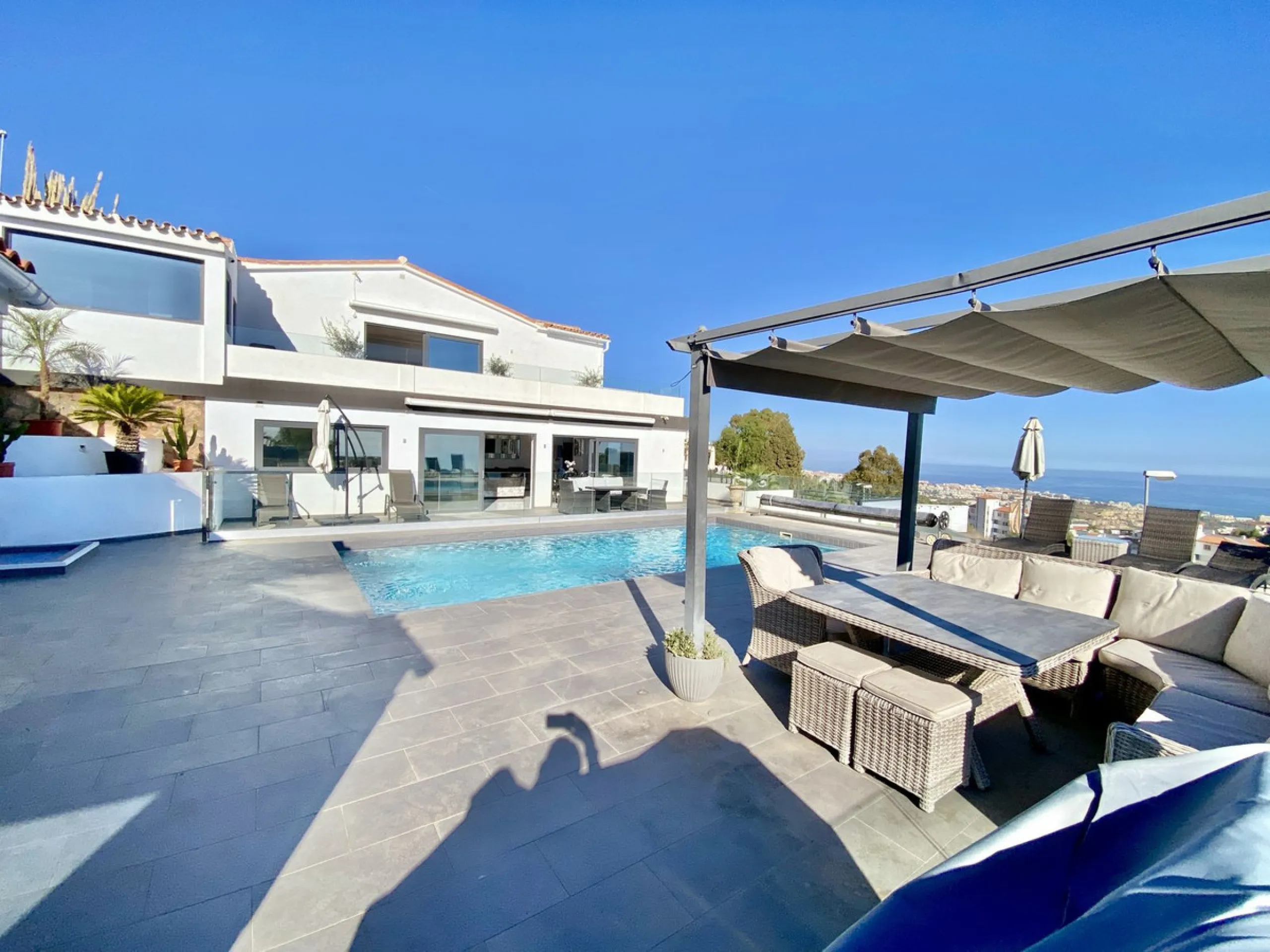 MASSIVELY REDUCED by €400k now only € 1,395,000 for quick sale - Stunning refurbished 5 bed, 5 bath luxury villa, plus extra 1 bed apartment area, double garage & spectacular panoramic sea views. Only 7 mins walk to the heart of the beautiful Benalmadena 