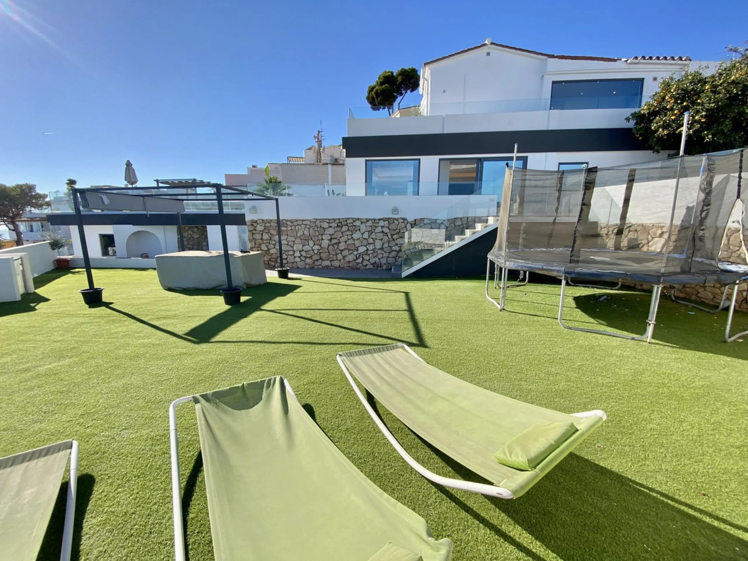 MASSIVELY REDUCED by €400k now only € 1,395,000 for quick sale - Stunning refurbished 5 bed, 5 bath luxury villa, plus extra 1 bed apartment area, double garage & spectacular panoramic sea views. Only 7 mins walk to the heart of the beautiful Benalmadena 