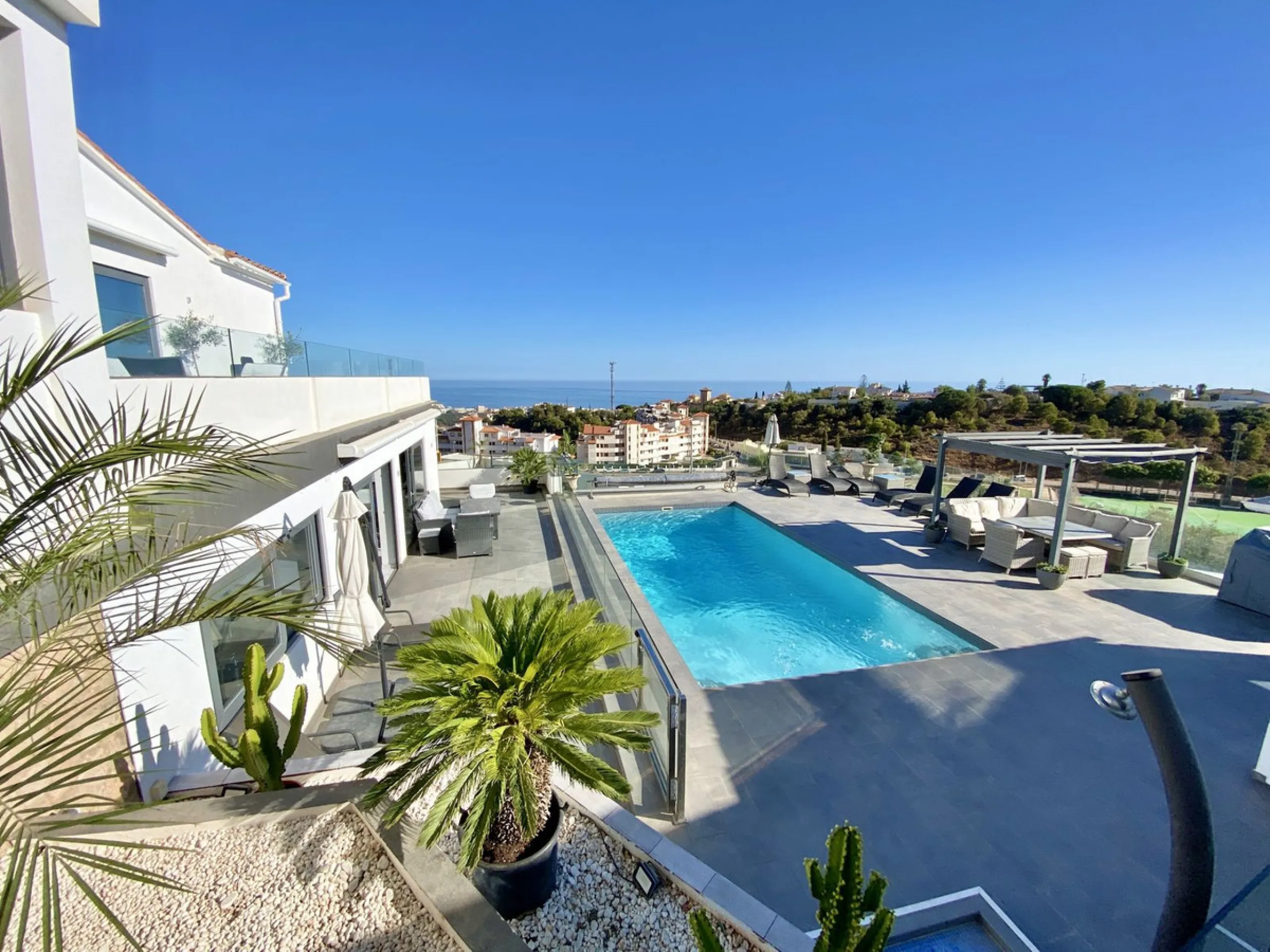 MASSIVELY REDUCED by €400k now only € 1,395,000 for quick sale - Stunning refurbished 5 bed, 5 bath luxury villa, plus extra 1 bed apartment area, double garage & spectacular panoramic sea views. Only 7 mins walk to the heart of the beautiful Benalmadena 