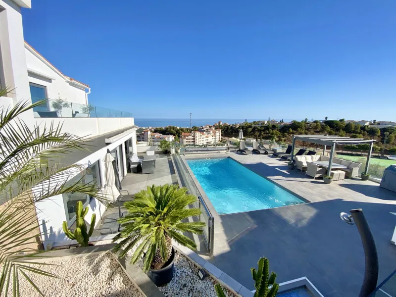 MASSIVELY REDUCED by €400k now only € 1,395,000 for quick sale - Stunning refurbished 5 bed, 5 bath luxury villa, plus extra 1 bed apartment area, double garage & spectacular panoramic sea views. Only 7 mins walk to the heart of the beautiful Benalmadena 