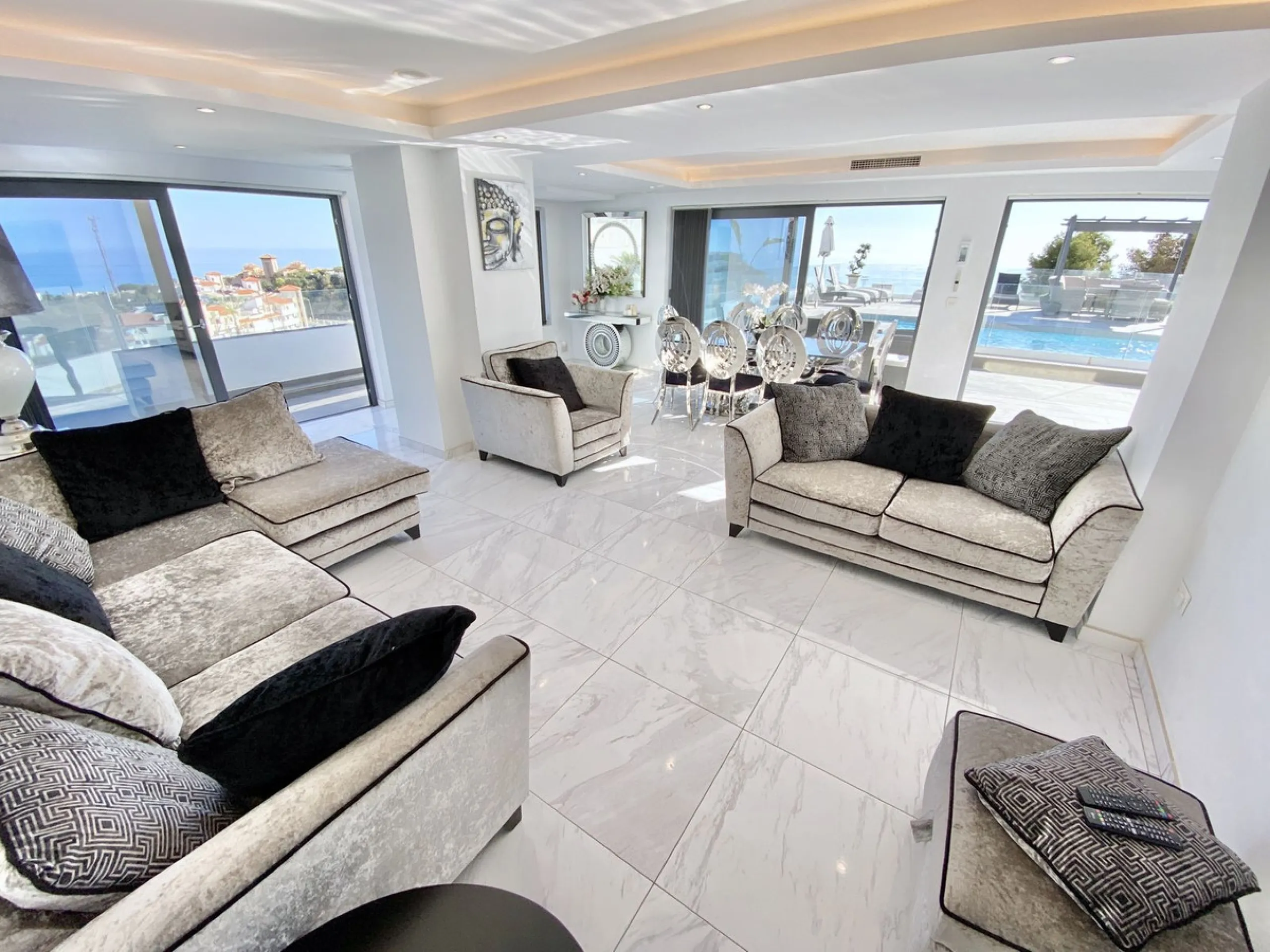 MASSIVELY REDUCED by €400k now only € 1,395,000 for quick sale - Stunning refurbished 5 bed, 5 bath luxury villa, plus extra 1 bed apartment area, double garage & spectacular panoramic sea views. Only 7 mins walk to the heart of the beautiful Benalmadena 