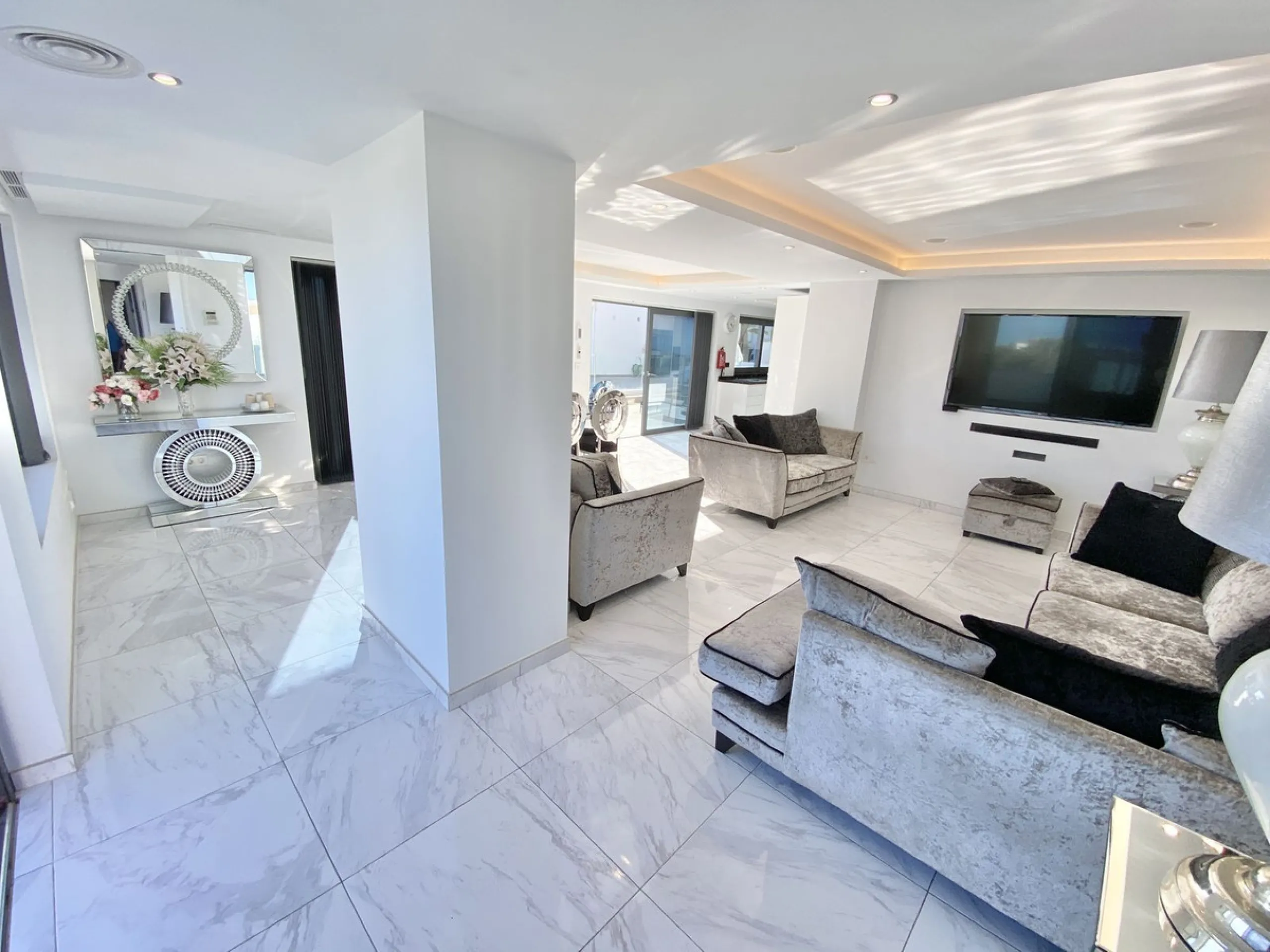 MASSIVELY REDUCED by €400k now only € 1,395,000 for quick sale - Stunning refurbished 5 bed, 5 bath luxury villa, plus extra 1 bed apartment area, double garage & spectacular panoramic sea views. Only 7 mins walk to the heart of the beautiful Benalmadena 