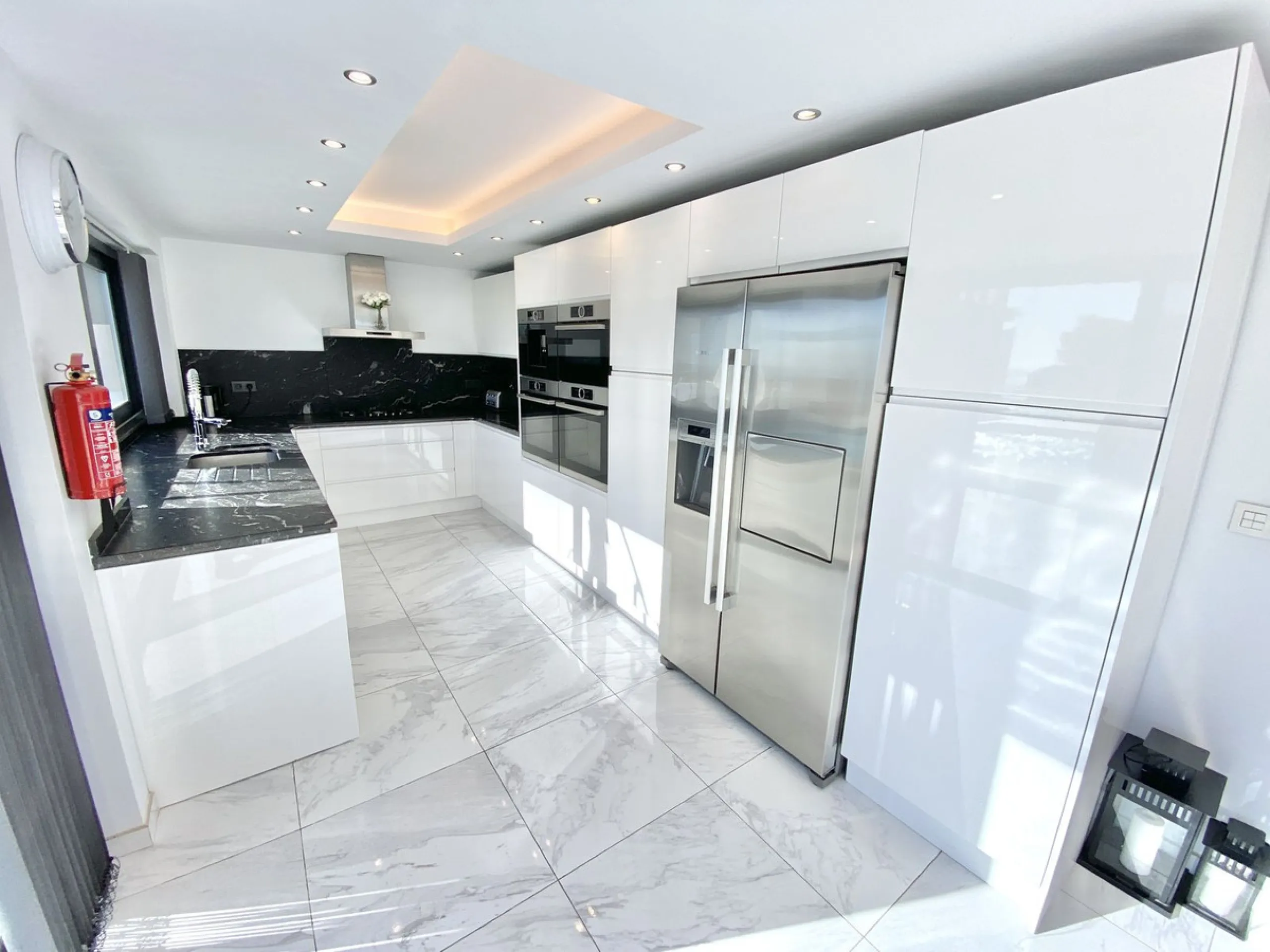 MASSIVELY REDUCED by €400k now only € 1,395,000 for quick sale - Stunning refurbished 5 bed, 5 bath luxury villa, plus extra 1 bed apartment area, double garage & spectacular panoramic sea views. Only 7 mins walk to the heart of the beautiful Benalmadena 